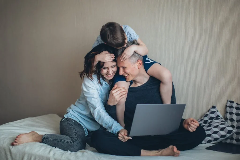 Familie sitzt vor Laptop